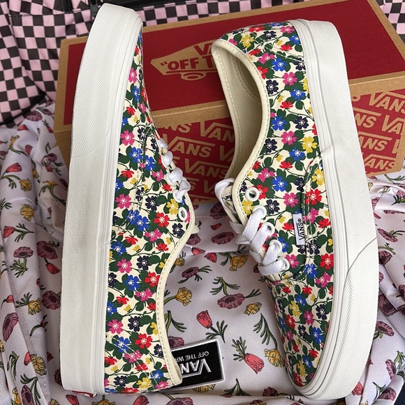 Vans WMNS Authentic
Floral White
VN0009PVTBD
Sneakers - Picture 12 of 16
